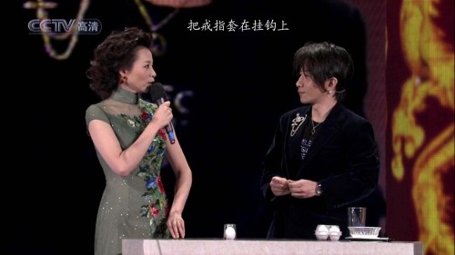 這個(gè)魔術(shù),董卿也是個(gè)托.同樣有兩個(gè)戒指.有一個(gè)戒指被早就放到特制的雞蛋里了,特制的雞蛋是很容易的,至于是怎么制作的,我們根本不用去想,連三聚氰胺都能加到牛奶里,還有什么做不出來的.董卿從手指上拿下的那枚戒指是怎么變沒有的.讓我仔細(xì)道來:劉謙說“借用主持人身上的一件私人物品”.董卿開始自己打量,觀眾也在看董卿,可是劉謙此時(shí)做了個(gè)很自然的動(dòng)作,就是兩手背在身后.其實(shí),他用左手從右手袖口里拉出一根特制的細(xì)細(xì)的皮筋!皮筋的一端固定在右手袖口深處,一端連著一個(gè)特制的微小的掛鉤,掛鉤被右手食指和拇指捏著.
