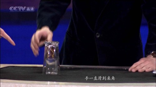 手壓住了硬幣